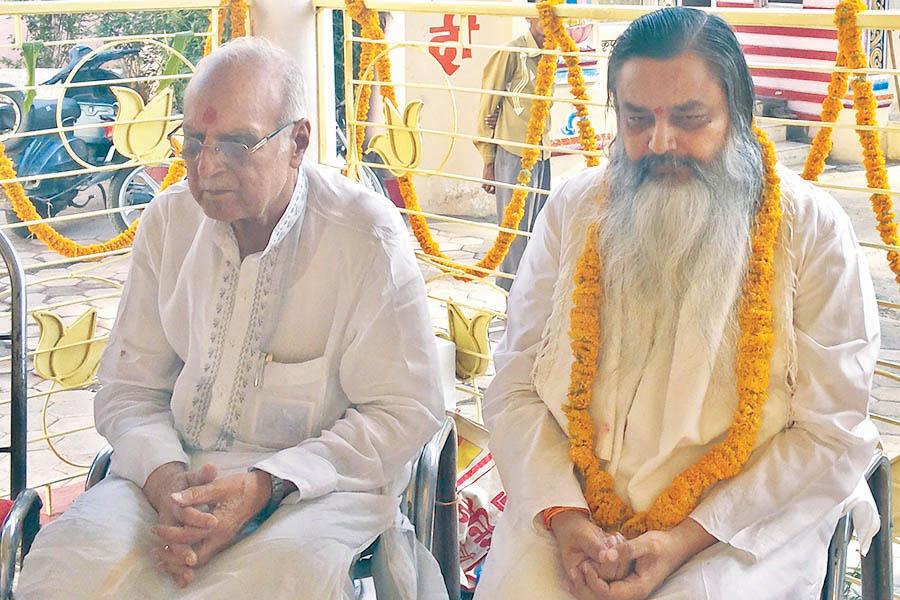 Brahmachari Girish Ji meditating with renowned Jyotishi Pundit Anand Shankar Vyas in May 2015